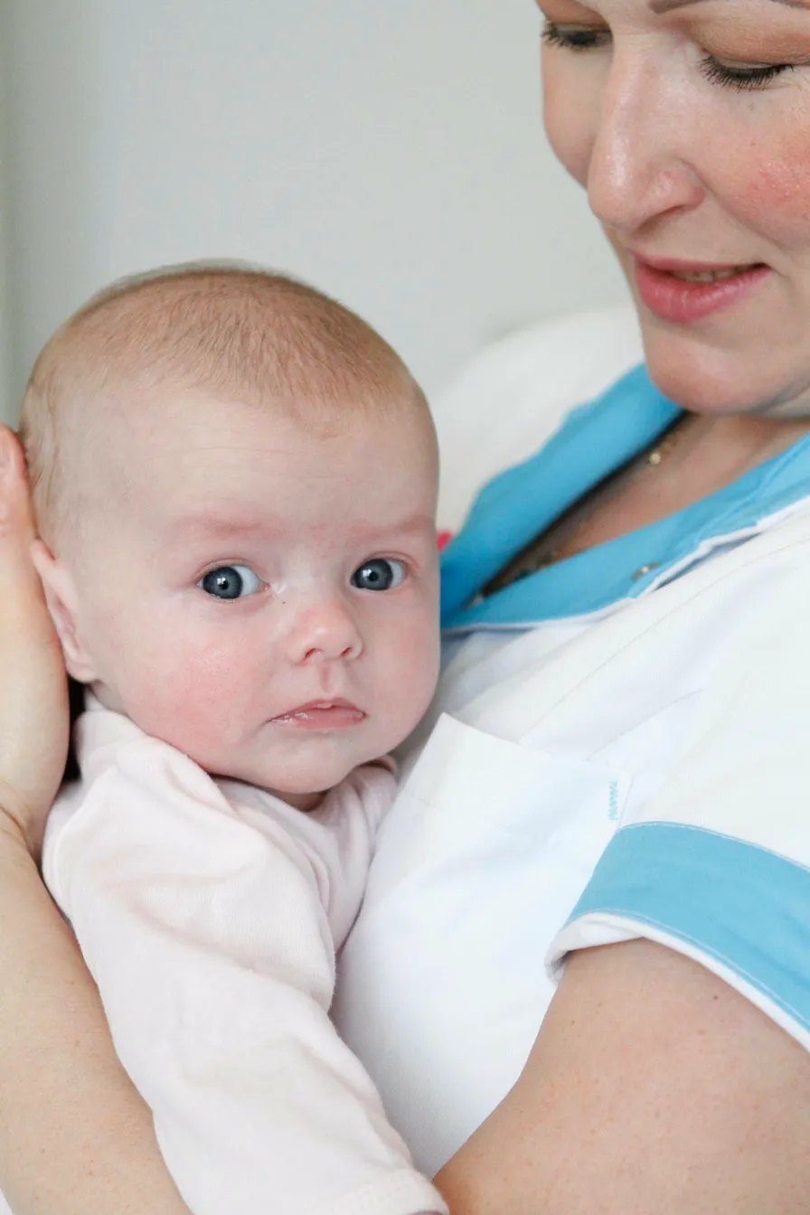 Marzena houdt pasgeboren baby vast – kraamzorg aan huis